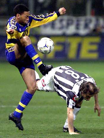 [NBA]布里奇斯妙传 米勒空接双手炸筐